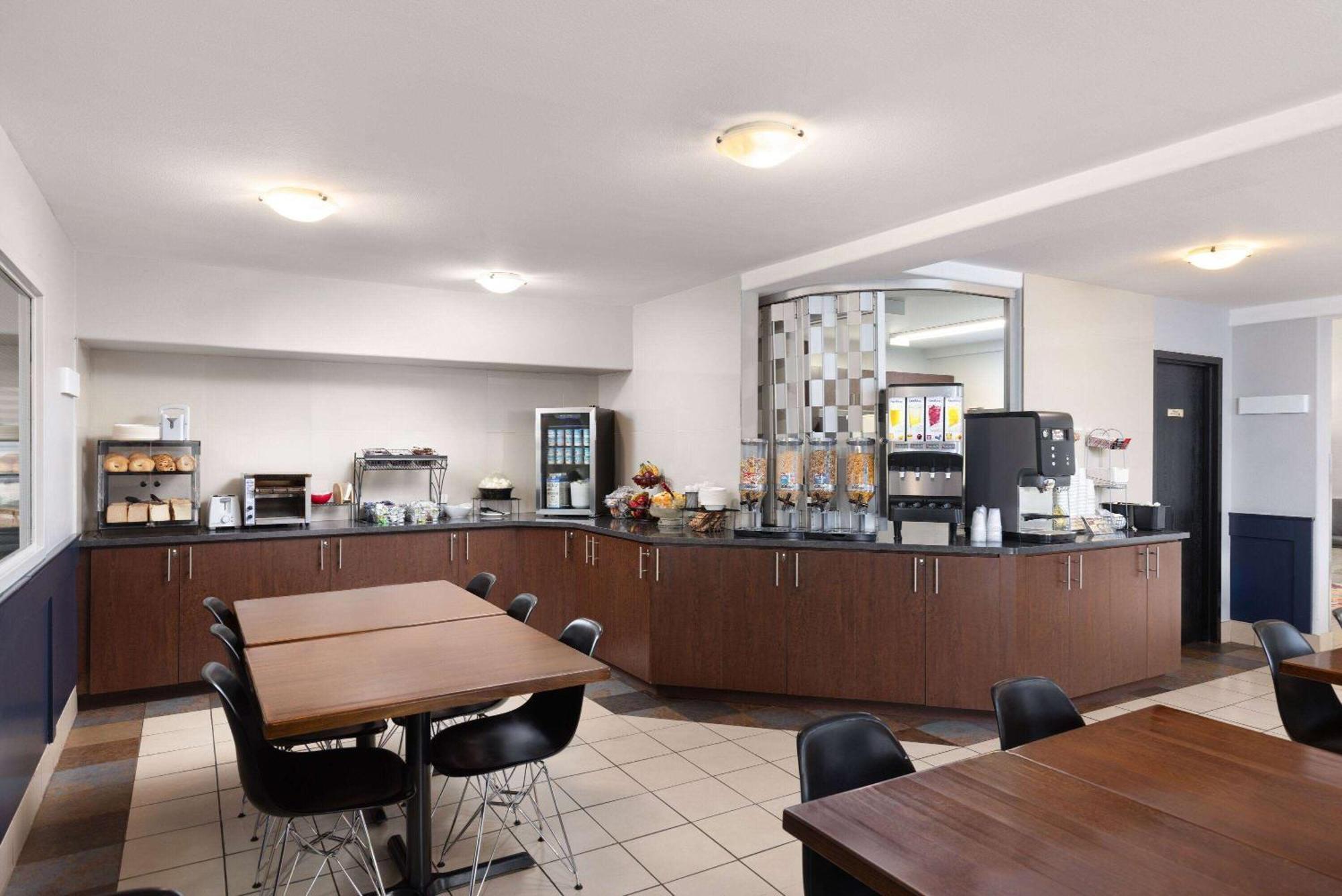 Super 8 By Wyndham St-Jerome Hotel Saint-Jerome Exterior photo