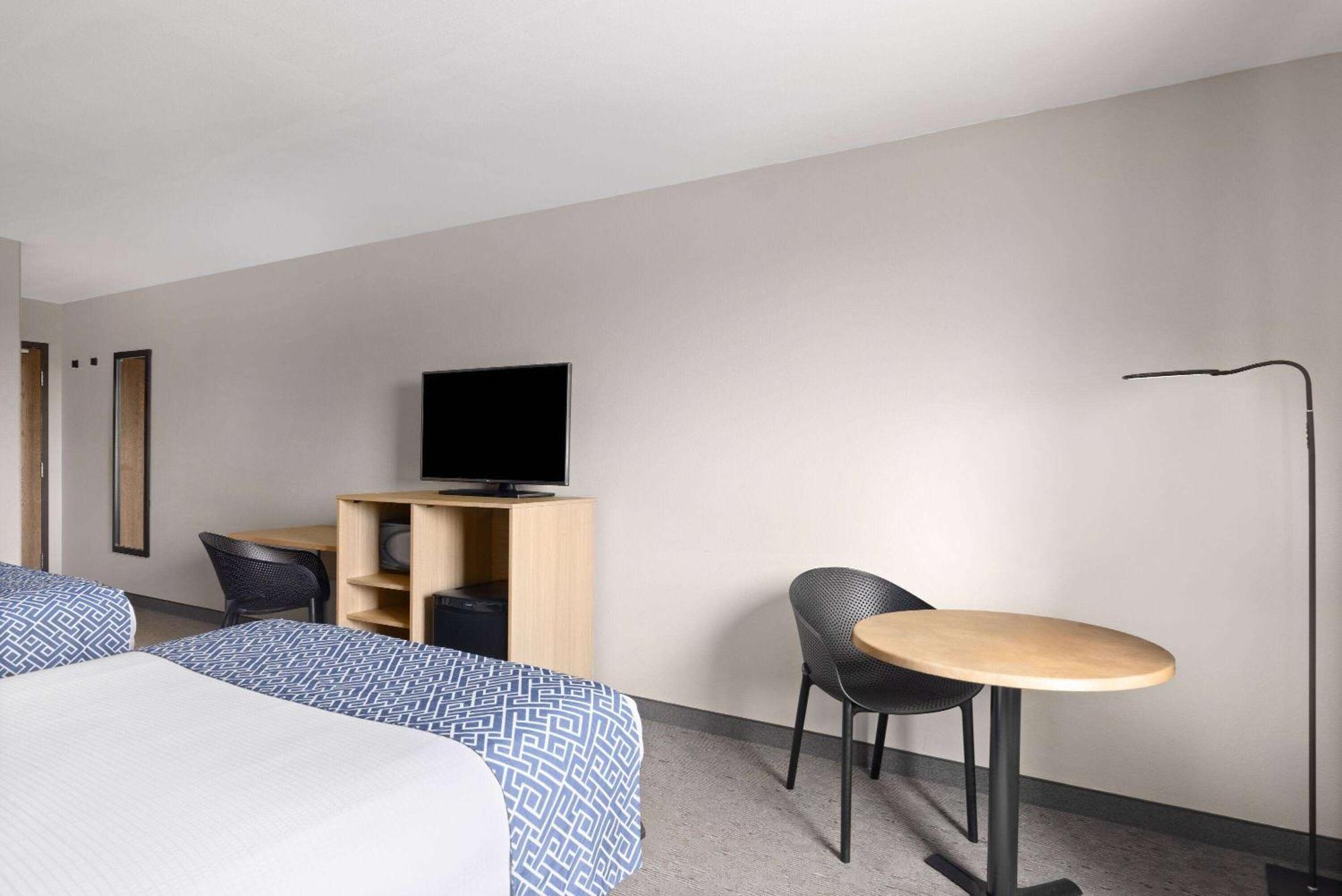 Super 8 By Wyndham St-Jerome Hotel Saint-Jerome Exterior photo