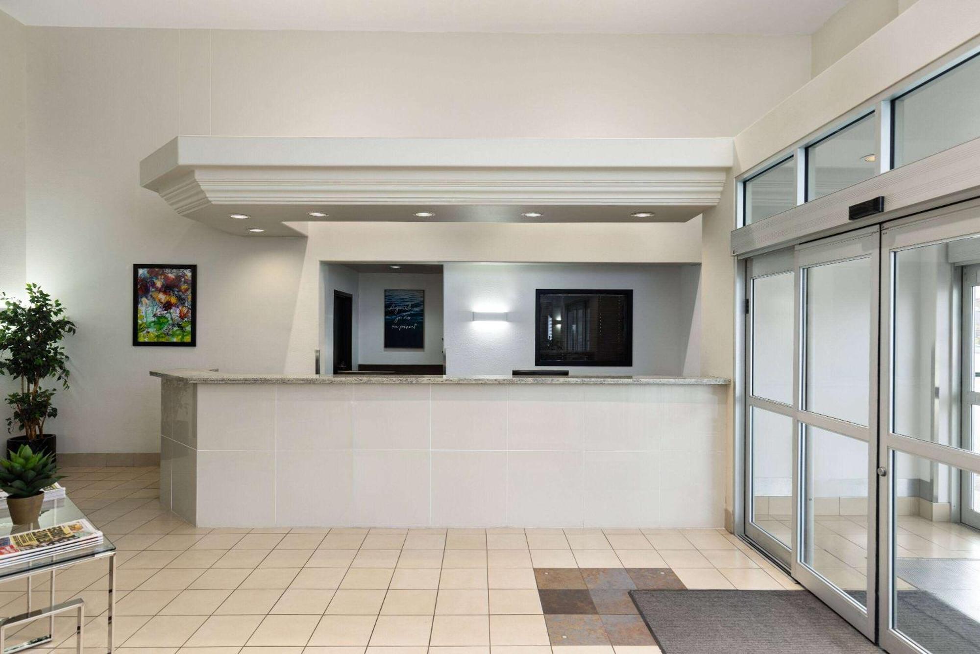 Super 8 By Wyndham St-Jerome Hotel Saint-Jerome Exterior photo